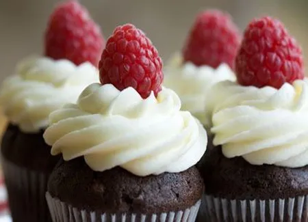 Cupcakes chocolat au coeur de framboises