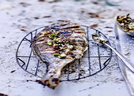 Daurade grillée, condiment aux algues et au concombre