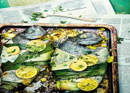 Dorade emmaillotée de poireau et herbes