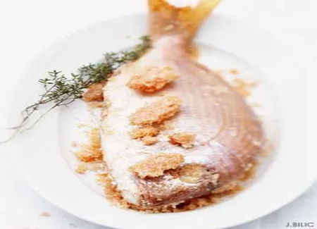 Dorade en croûte de sel rouge