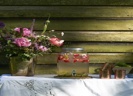 Eau détox roses, fraises et citron vert