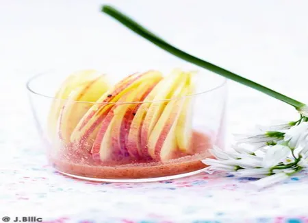 Émincé de pommes, jus de tomate, fleur d'ail