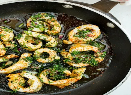 Encornets, sauce vierge aux herbes