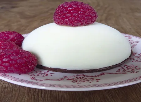 Entremet croustillant aux chocolats et framboise