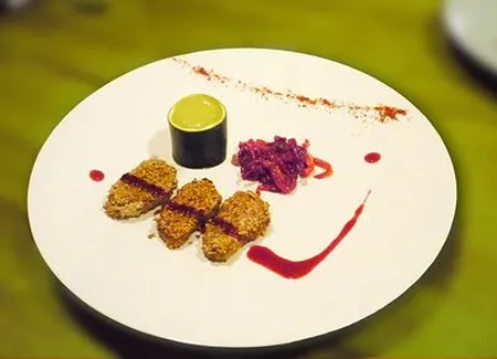 Escalopes de foie gras au sésame grillé, délice de courgettes et compote d'oignons/cassis