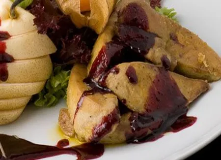 Escalopes de foie gras chaud de canard sirupeux de vin