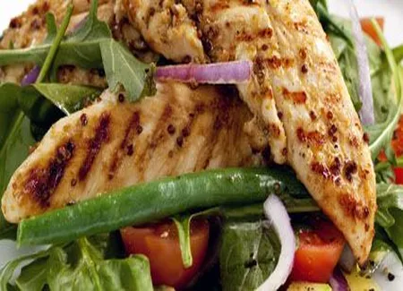 Escalopes de poulet sautées en salade