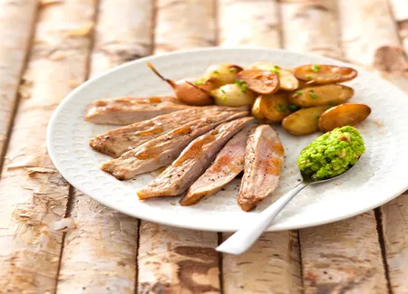 Filet de porc fumé aux sarments de vigne, pesto de petits pois et pommes de terre rattes