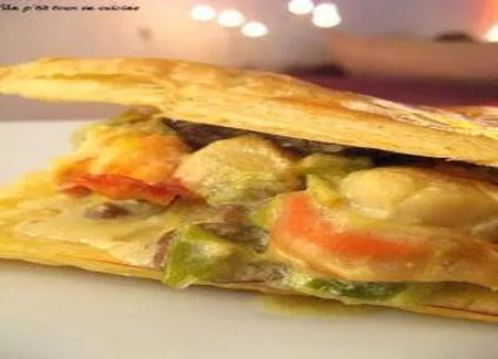 Feuilleté noix de saint jacques, gambas et sa crème poireaux champignons au safran.