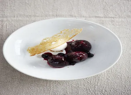 Figues pochées à la sangria, glace vanille