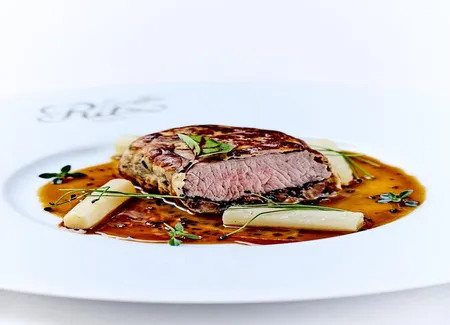 Filet d'agneau en croûte de truffe, sauce périgueux