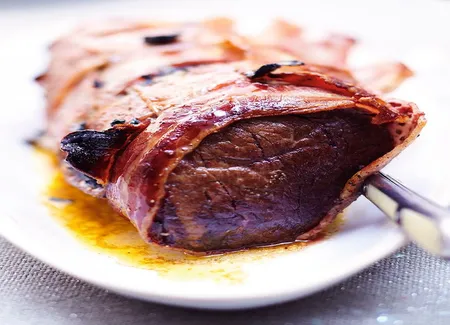 Filet de boeuf au lard et aux truffes et sa sauce