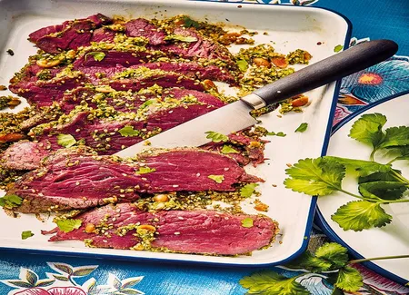 Filet de boeuf, cacahuètes, sésame, coriandre, miel et soja
