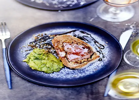 Filet de boeuf en croûte de pain d'épices, purée panais-romanesco