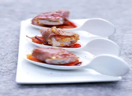 Filet de rouget rôti au jambon de bayonne et poivronnade au piment d'espelette
