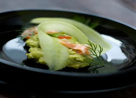 Filet de truite fumée, concombre et purée d'avocat
