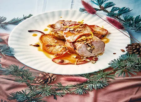 Filet mignon aux poires caramélisées, miel, épices et noisettes