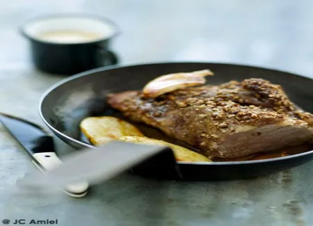 Filet mignon de porc en croûte de poivre
