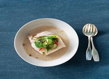 Filets de cabillaud au lait de coco et à la citronnelle, salade d'herbes et concombre