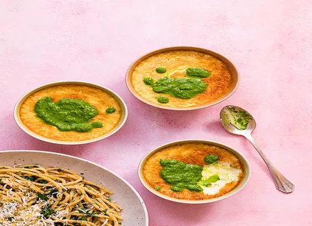 Flans aux oeufs et à l'ail, crème de roquette