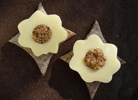 Fleurs d'emmentaler à la pâte de figues sur cracker au carvi