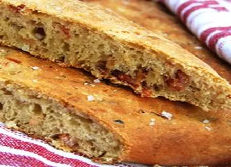 Focaccia aux oignons rôtis et à la pancetta