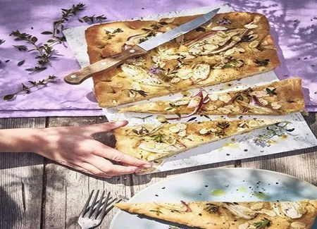 Focaccia thym, amandes et oignons rouges