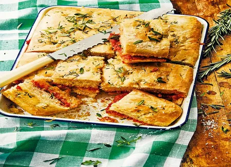 Focaccia thym-romarin au coulis de tomate, parmesan et basilic