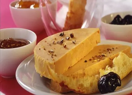 Foie gras aux 3 compotées et mouillettes toastées