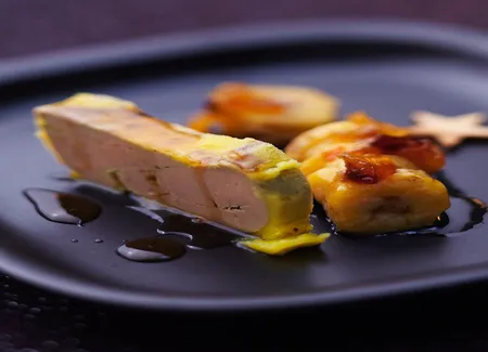 Foie gras aux bananes rôties, chutney de papaye