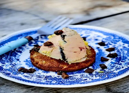 Foie gras clouté sur des biscuits biscottes