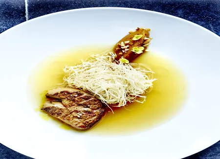 Foie gras de canard, vermicelles croustillants, jus safrané