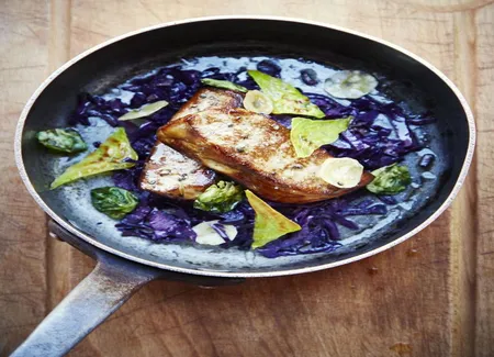 Foie gras poêlé et chou rouge mijoté fumé, légumes croustillants