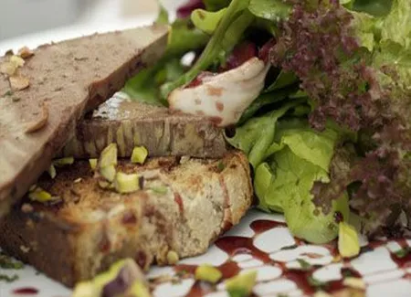 Foie gras sur nid de salade folle de printemps