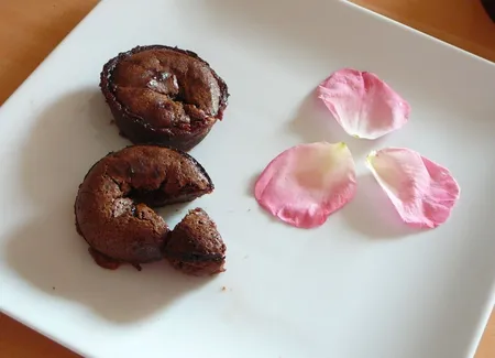 Fondant au chocolat, coeur de fruits rouge et noisettes