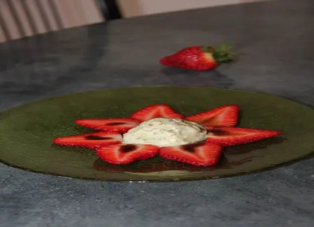 Fraises au caramel balsamique, glace coco wasabi