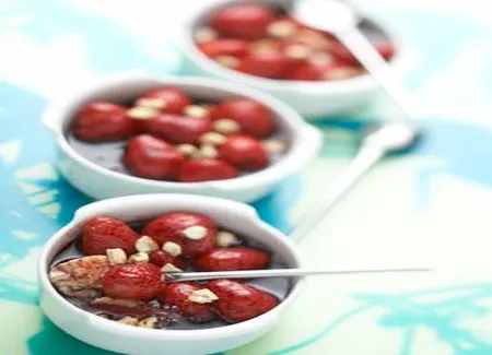Fraises au vin rouge et crème brûlée