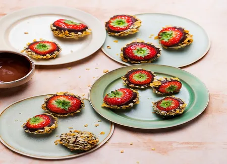 Fraises croustillantes corn-flakes, chocolat et noisettes du piémont