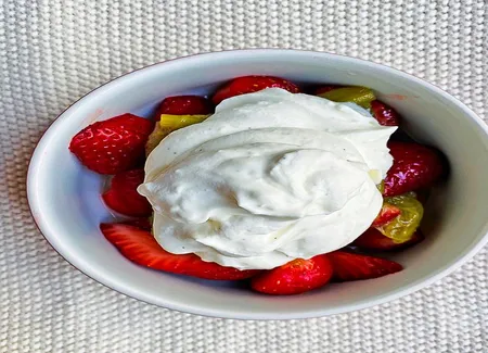 Fraises et rhubarbe à la chantilly de chèvre