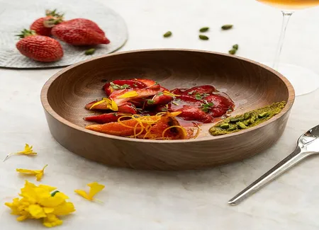 Fraises gariguette, pomélo et pistaches