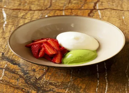 Fraises, glace aux herbes, mousse au chocolat blanc
