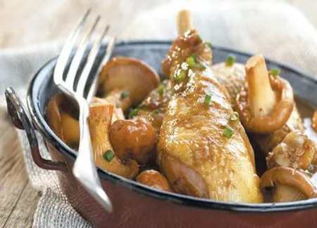 Fricassée de poulet fermier des landes aux girolles