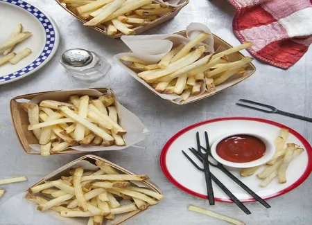 Frites de pommes de terre, spicy ketchup