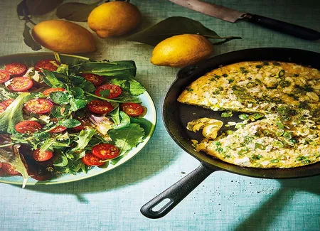 Frittata aux petits pois, feta et oignons de printemps