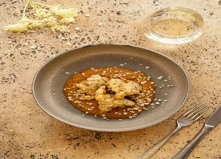Fritto mistos de fleurs et gaspacho aux légumes rôtis