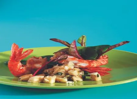 Gambas panés croustillantes, marinade d'huile d'olive à la banane et aux amandes, épinards pousse en salade