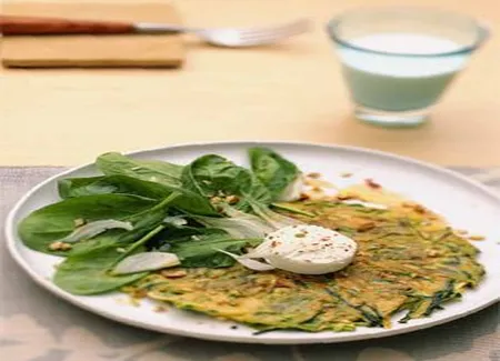 Galettes de courgettes, chèvre et pousses d'épinards