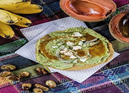 Galettes de maïs à la purée d'avocat et oignon