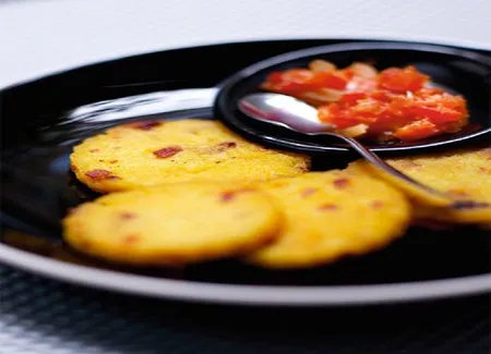 Galettes de polenta dorées, coulis de poivron
