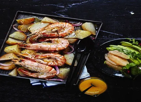 Gambas, sauce orange carotte, betteraves au four